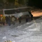 Siirt’te yoğun kar nedeniyle mahsur kalan cenaze otobüsü ve hastalar kurtarıldı