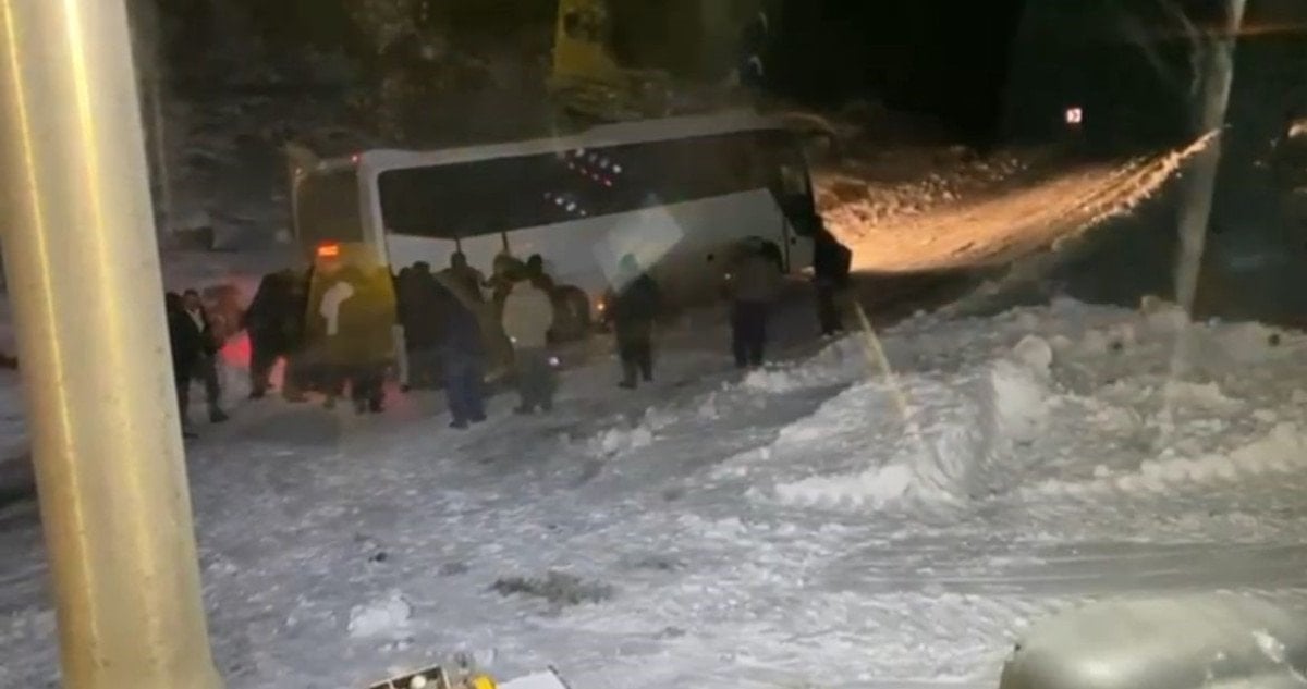 Siirt’te yoğun kar nedeniyle mahsur kalan cenaze otobüsü ve hastalar kurtarıldı