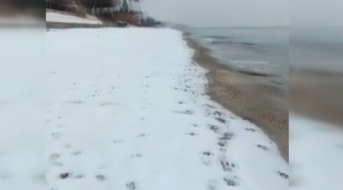 Silivri'de Dondurucu Soğukta Denize Giren Genç Dikkat Çekti