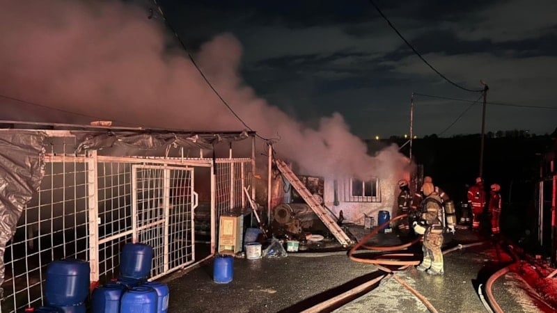 Sultangazi'de İki İş Yerinde Yangın: Maddi Hasar Meydana Geldi