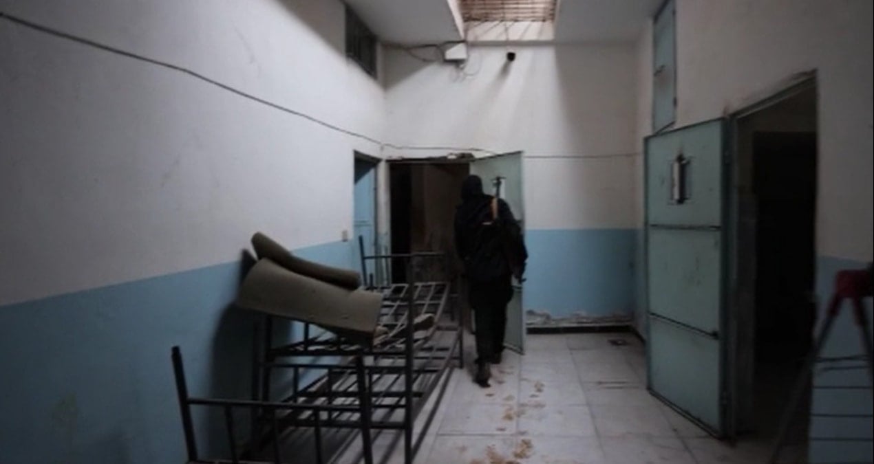 Tabka'daki YPG/SDG Hapishanesi Görüntülendi, Mahkumların Yazıları Dikkat Çekti