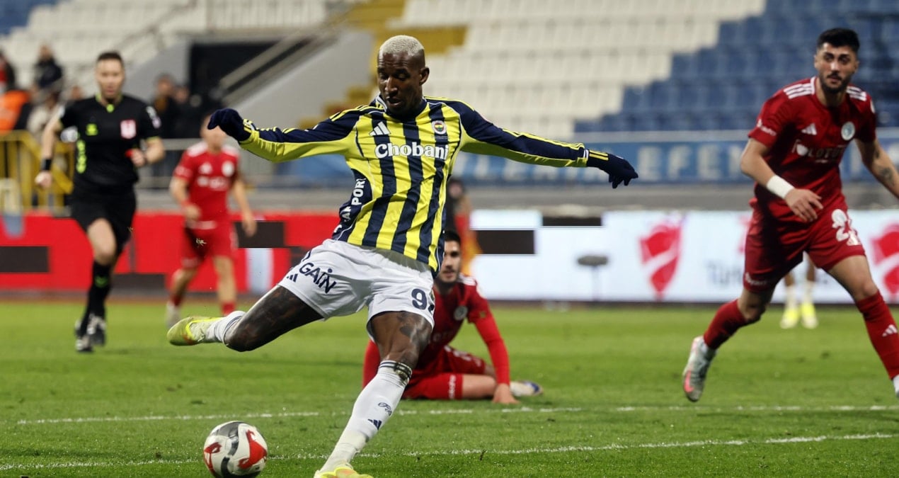 Talisca, Fenerbahçe'de Kalacağını Açıkladı ve Ayrılık İddialarını Yalanladı