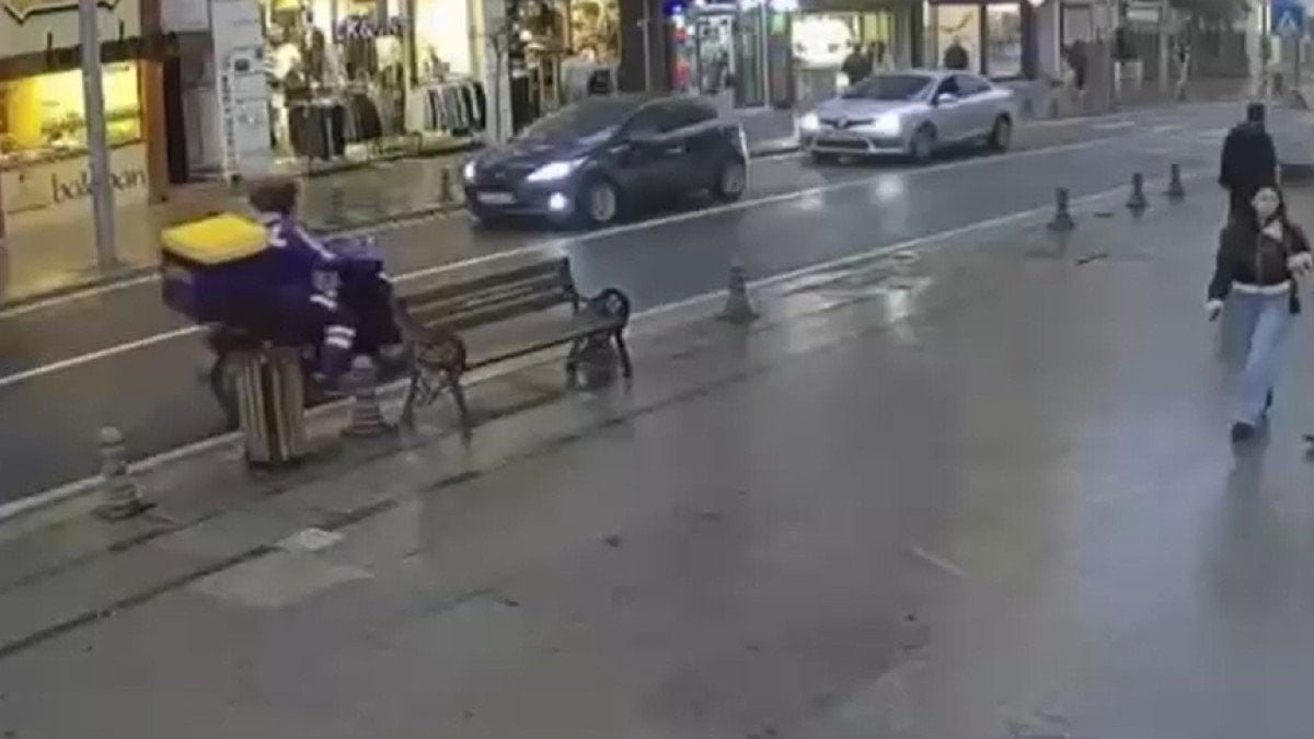 Tekirdağ'da Seyir Halindeki Motosiklet Alev Aldı, Esnaf Yangını Söndürdü