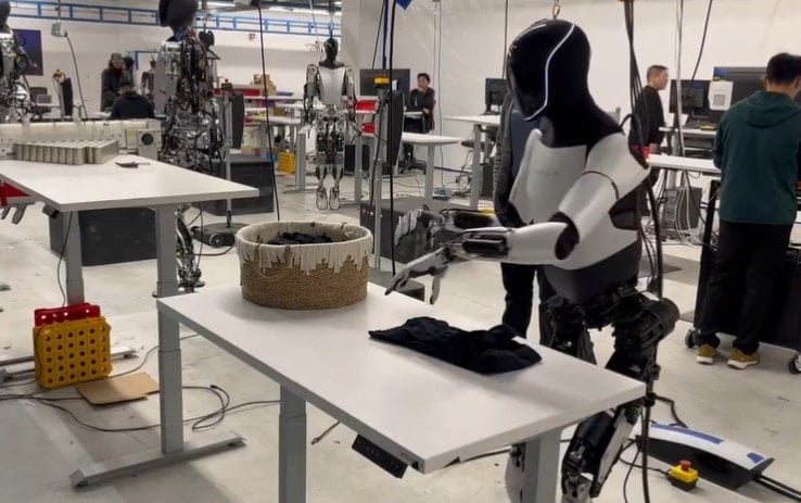 Tesla, Fabrikalarına 1000 Yeni Nesil İnsansı Robot Yerleştirerek Sanayi Devriminde Yeni Bir Dönem Başlattı