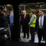Trump'ın Fabrika Ziyareti Sırasında İşçiye Tepkisi Sosyal Medyada Viral Oldu