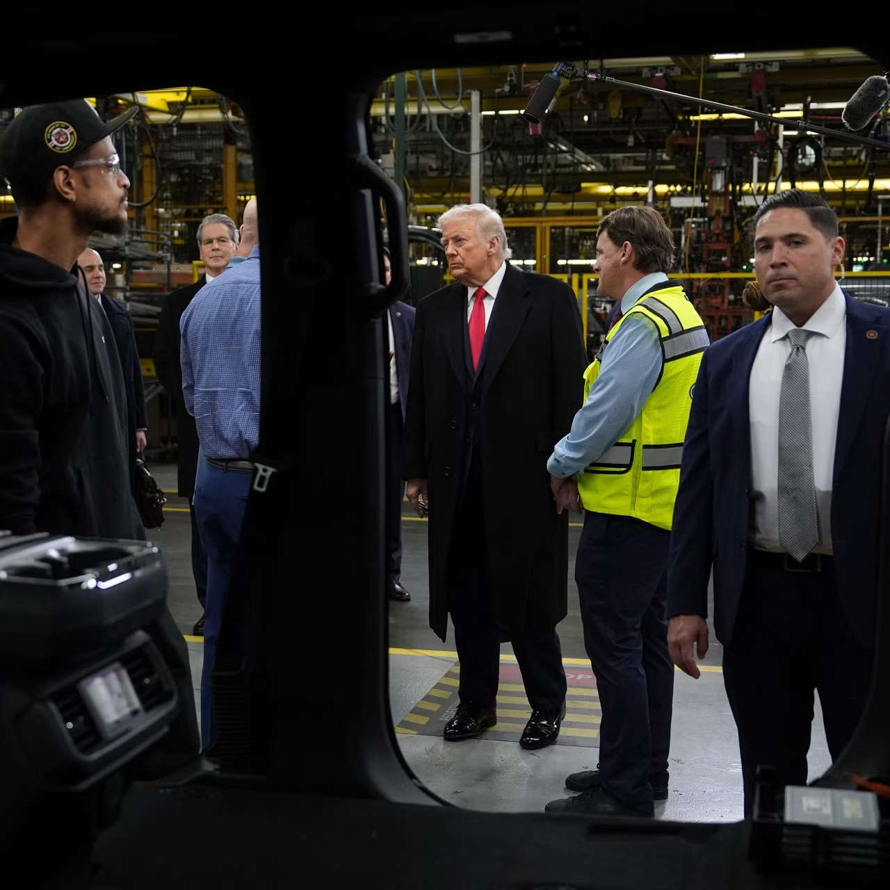 Trump'ın Fabrika Ziyareti Sırasında İşçiye Tepkisi Sosyal Medyada Viral Oldu