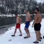 Tunceli'de Dondurucu Soğukta Nehre Giren Gençler İlgi Odağı Oldu