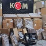 Uşak'ta düzenlenen kaçak tütün ve makaron operasyonunda büyük miktarda malzeme ele geçirildi