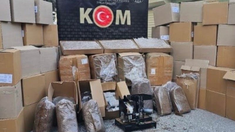 Uşak'ta düzenlenen kaçak tütün ve makaron operasyonunda büyük miktarda malzeme ele geçirildi