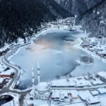 Uzungöl Kar Yağışıyla Beyaza Büründü, Göl Yüzeyi Buz Tuttu