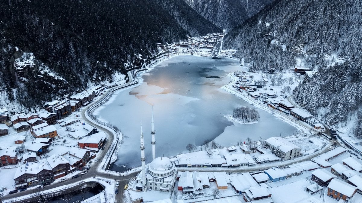 Uzungöl Kar Yağışıyla Beyaza Büründü, Göl Yüzeyi Buz Tuttu