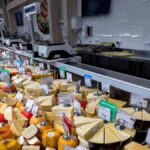 70 yaşındaki adam, süpermarkette peynirleri çiğnerken yakalandı