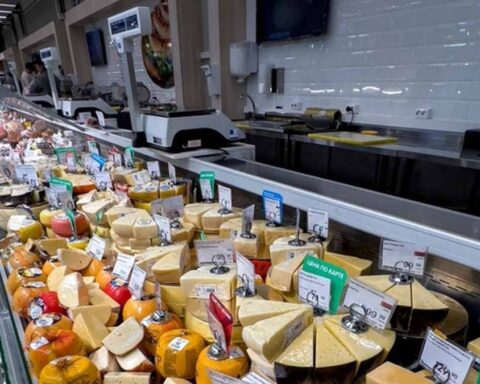 70 yaşındaki adam, süpermarkette peynirleri çiğnerken yakalandı