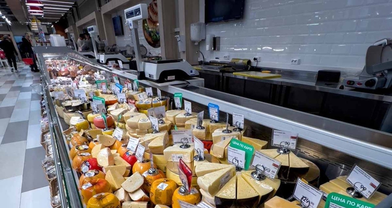 70 yaşındaki adam, süpermarkette peynirleri çiğnerken yakalandı