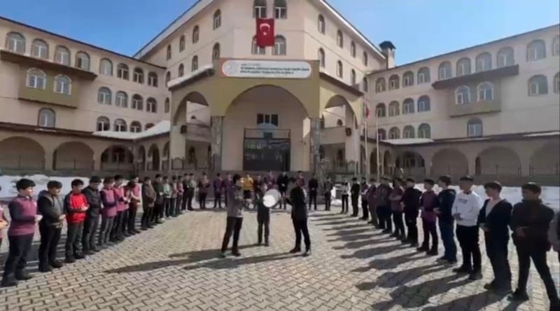 Ağrı'da Öğrenciler 'Kabe'de Hacılar' İlahisini Birlikte Söyledi