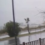 Alanya'da otomobil ağaca çarpıp devrildi, sürücü yaralandı