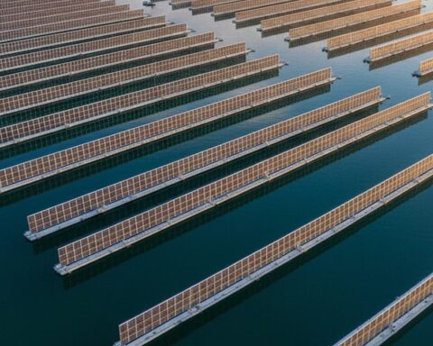 Almanya'nın Yüzen Dikey Güneş Panelleri Projesi Enerji Faturalarını %70 Düşürüyor