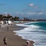 Antalya'da güneşli hava, sahilleri doldurdu