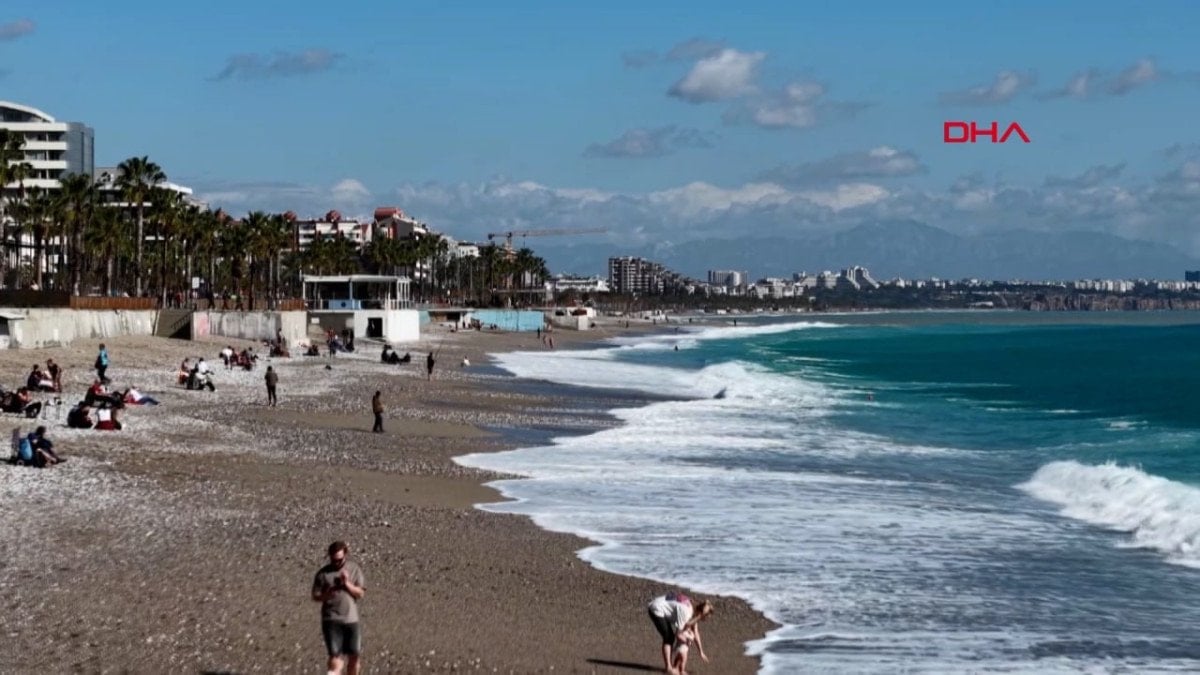 Antalya'da güneşli hava, sahilleri doldurdu