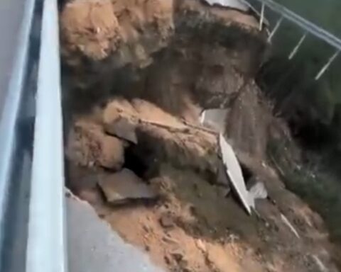 Antalya'da Heyelan Nedeniyle Kara Yolunda 10 Metrelik Göçük Oluştu