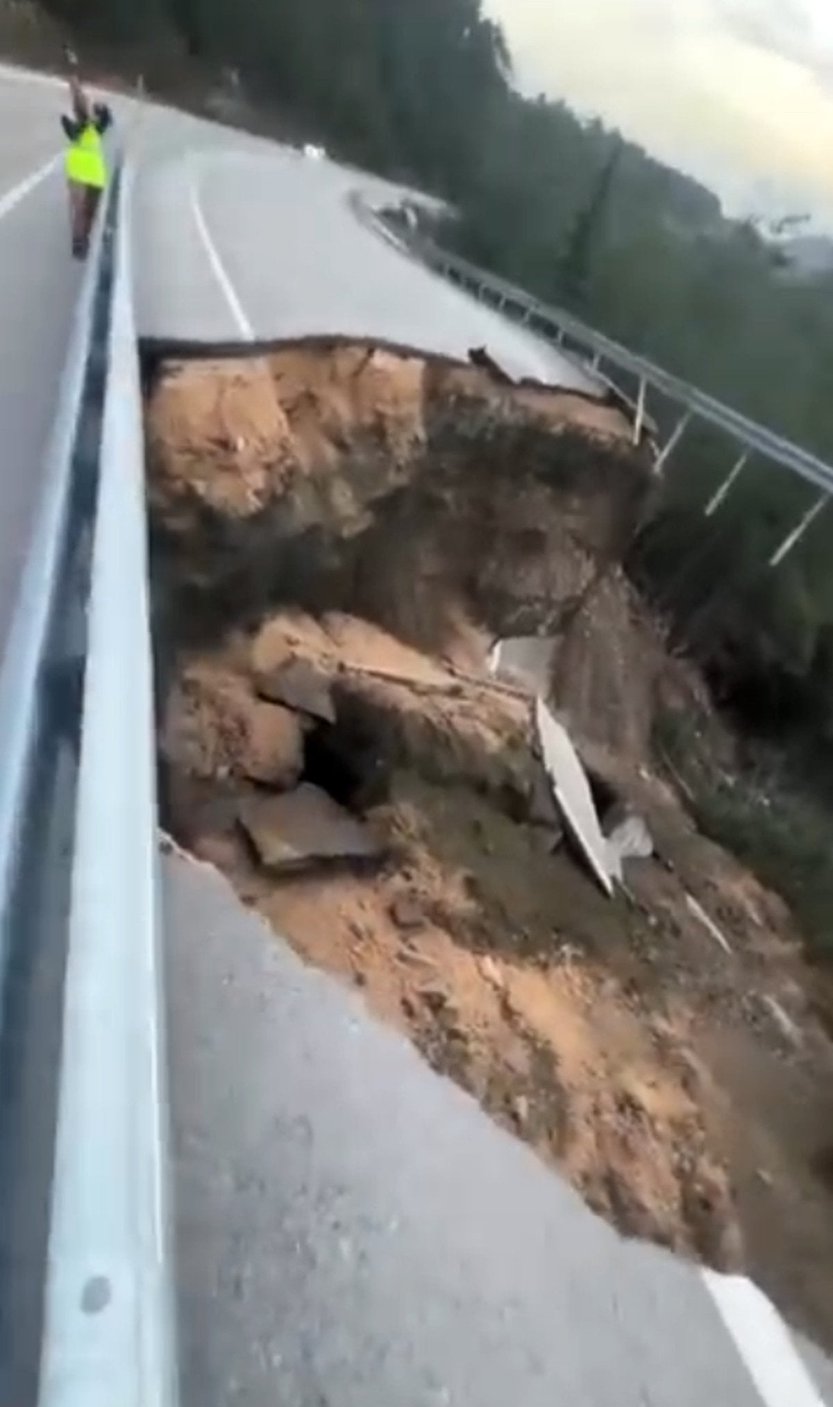 Antalya'da Heyelan Nedeniyle Kara Yolunda 10 Metrelik Göçük Oluştu