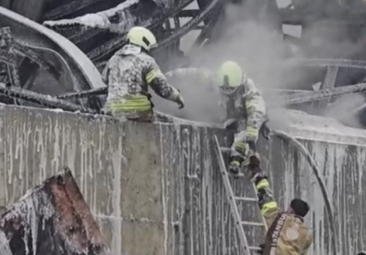 Ataşehir'deki Fabrika Yangınında İtfaiye Ekiplerinin Dayanışması Gündem Oldu