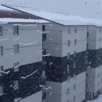 Bitlis’te Çatıdan Düşen Kar Kütleleri Caddeyi Renklendirdi