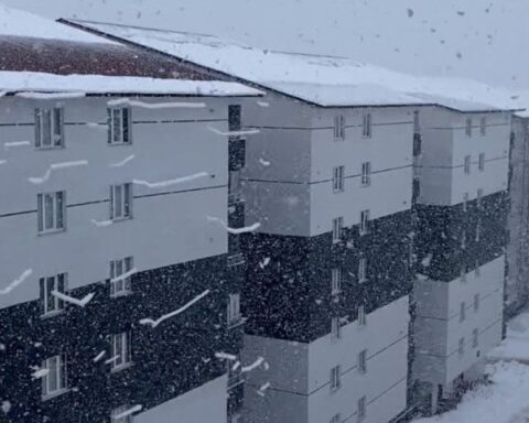 Bitlis’te Çatıdan Düşen Kar Kütleleri Caddeyi Renklendirdi