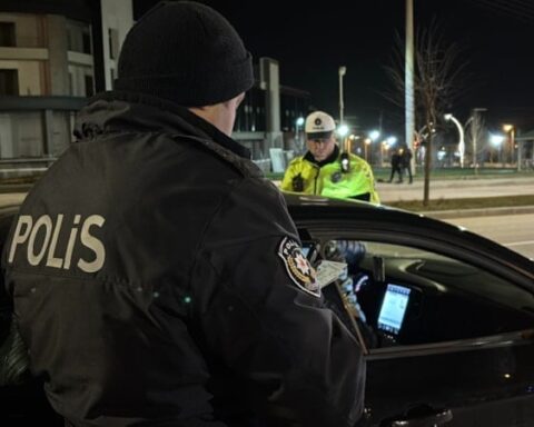 Bolu'da Gece Saatlerinde Yüksek Sesle Müzik Dinleyen Sürücülere Ceza Verildi