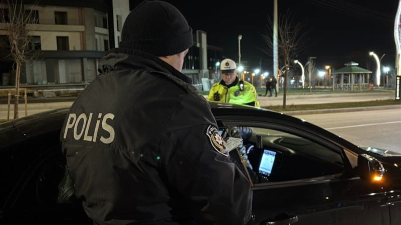 Bolu'da Gece Saatlerinde Yüksek Sesle Müzik Dinleyen Sürücülere Ceza Verildi
