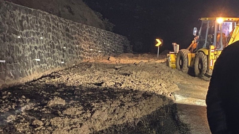 Bolu'da Heyelan Nedeniyle Korucuk Yolunda Ulaşım Durdu