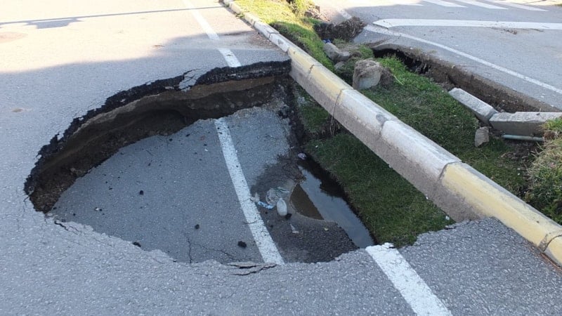 Burhaniye'de Aşırı Yağış Sonrası Kanalizasyon Çökmesi İnşaat Alanlarını Su Bastı