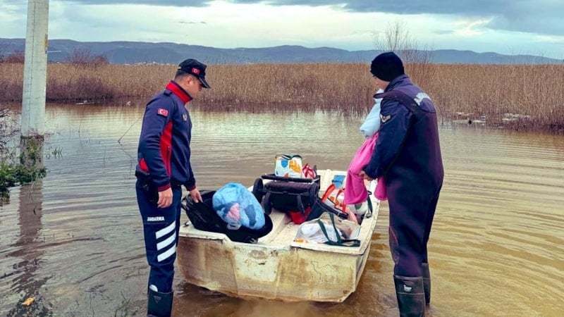 Bursa'da Ulubat Gölü Taşarak Ailesi Botla Kurtarıldı