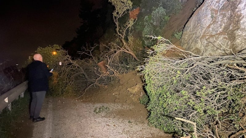 Bursa'da Yağışlar Nedeniyle Toprak Kayması: Mudanya-Kurşunlu Yolu Kapatıldı