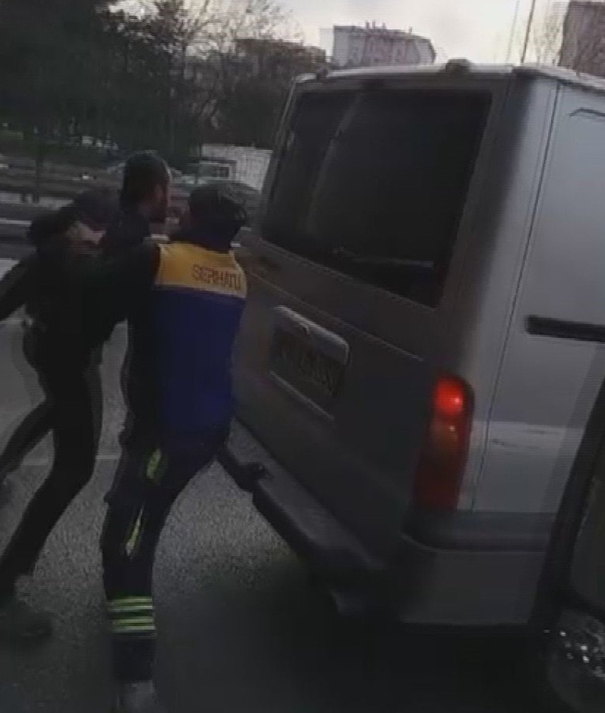 Büyükçekmece'de Trafikte Tartıştığı Kişinin Araç Camını Yumruklayan Şüpheli Gözaltına Alındı