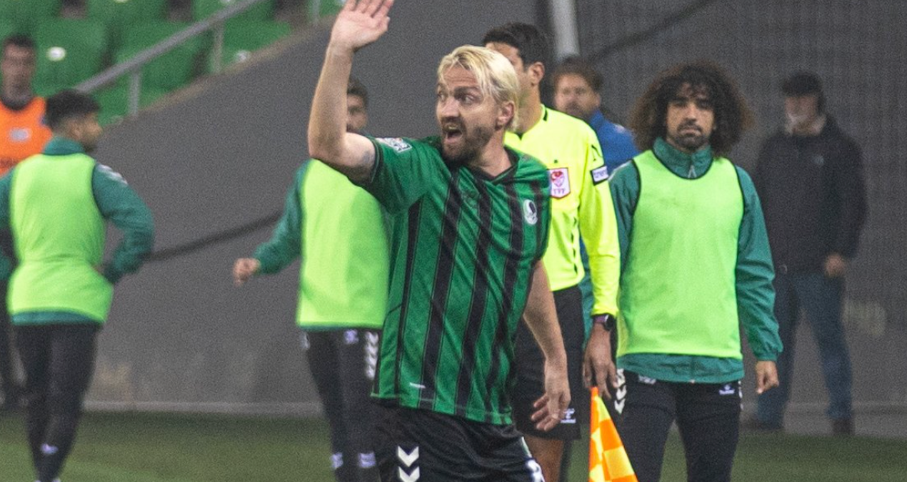 Caner Erkin, Sakaryaspor'da 12. maçında 4. kez kırmızı kart gördü