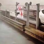 Çekmeköy'de otomobil beton bariyere çarptı, sürücü yaralandı