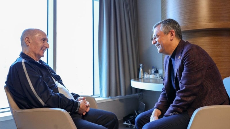 CHP Genel Başkanı Özgür Özel, Eski Genel Başkan Hikmet Çetin'i Hastanede Ziyaret Etti