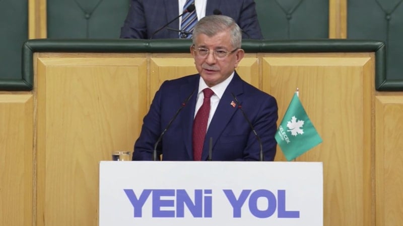 Davutoğlu, Geçim Zorluğuna İlişkin Eleştirilere Halktan Kopmadığını Söyleyerek Yanıt Verdi