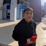 Dursun Berk, Yerdeki Türk Bayrağını Alarak Saygısını Gösterdi