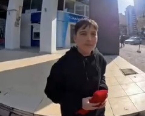 Dursun Berk, Yerdeki Türk Bayrağını Alarak Saygısını Gösterdi