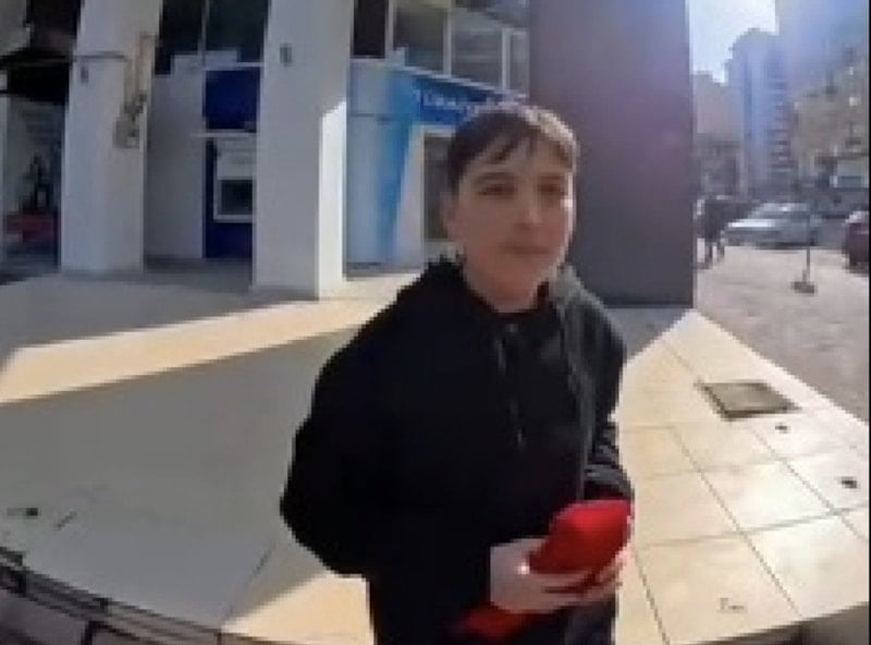 Dursun Berk, Yerdeki Türk Bayrağını Alarak Saygısını Gösterdi