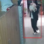 Elazığ'da Engelli Vatandaşa Ait Un Çuvalı Hırsızlık Anında Güvenlik Kamerasında Kaydedildi