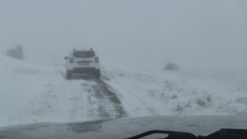 Elazığ'da Kar Yağışı Nedeniyle Yol Kapanınca Mahsur Kalan Araç Kurtarıldı