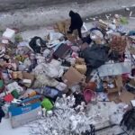 Erzurum'da evde tonlarca çöp temizlenerek mahalle halkının rahatlaması sağlandı