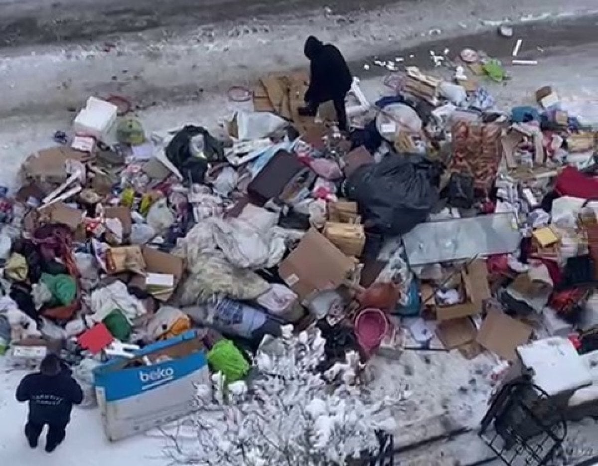 Erzurum'da evde tonlarca çöp temizlenerek mahalle halkının rahatlaması sağlandı