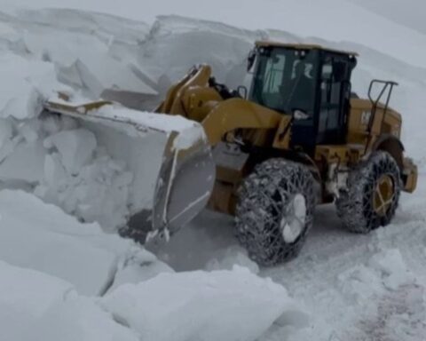 Erzurum'da Kar Kalınlığı 5 Metreyi Buldu, Karla Mücadele Ekipleri Zorlu Anlar Yaşadı