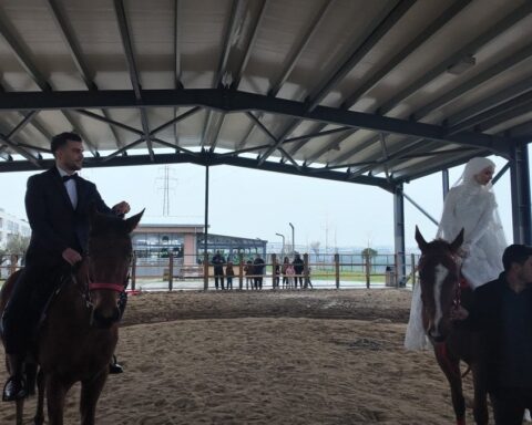 Esenyurt'ta At Üstünde Yapılan Sıra Dışı Nikâh Töreni