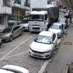 Esenyurt'ta Park Halindeki Kamyon Kendiliğinden Hareket Etti, Diğer Araca Düştü