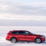 Estonya'da Donmuş Deniz Üzerinde Güvenli Buz Yolu Oluşturuldu